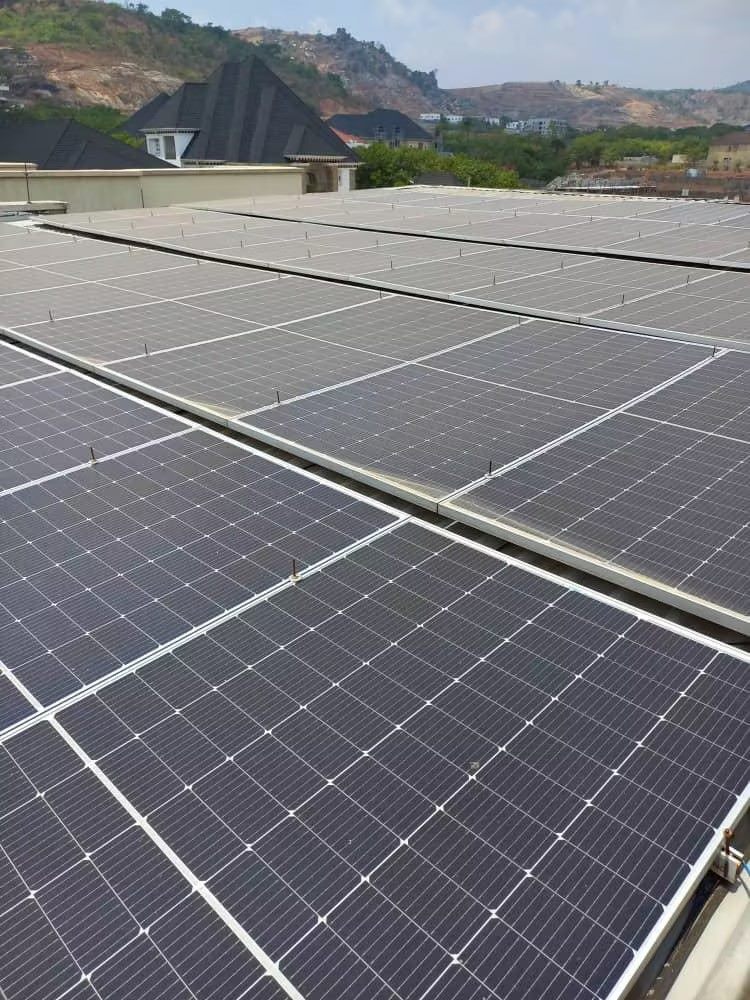 Instalación exterior de cuatro unidades de baterías Savolture